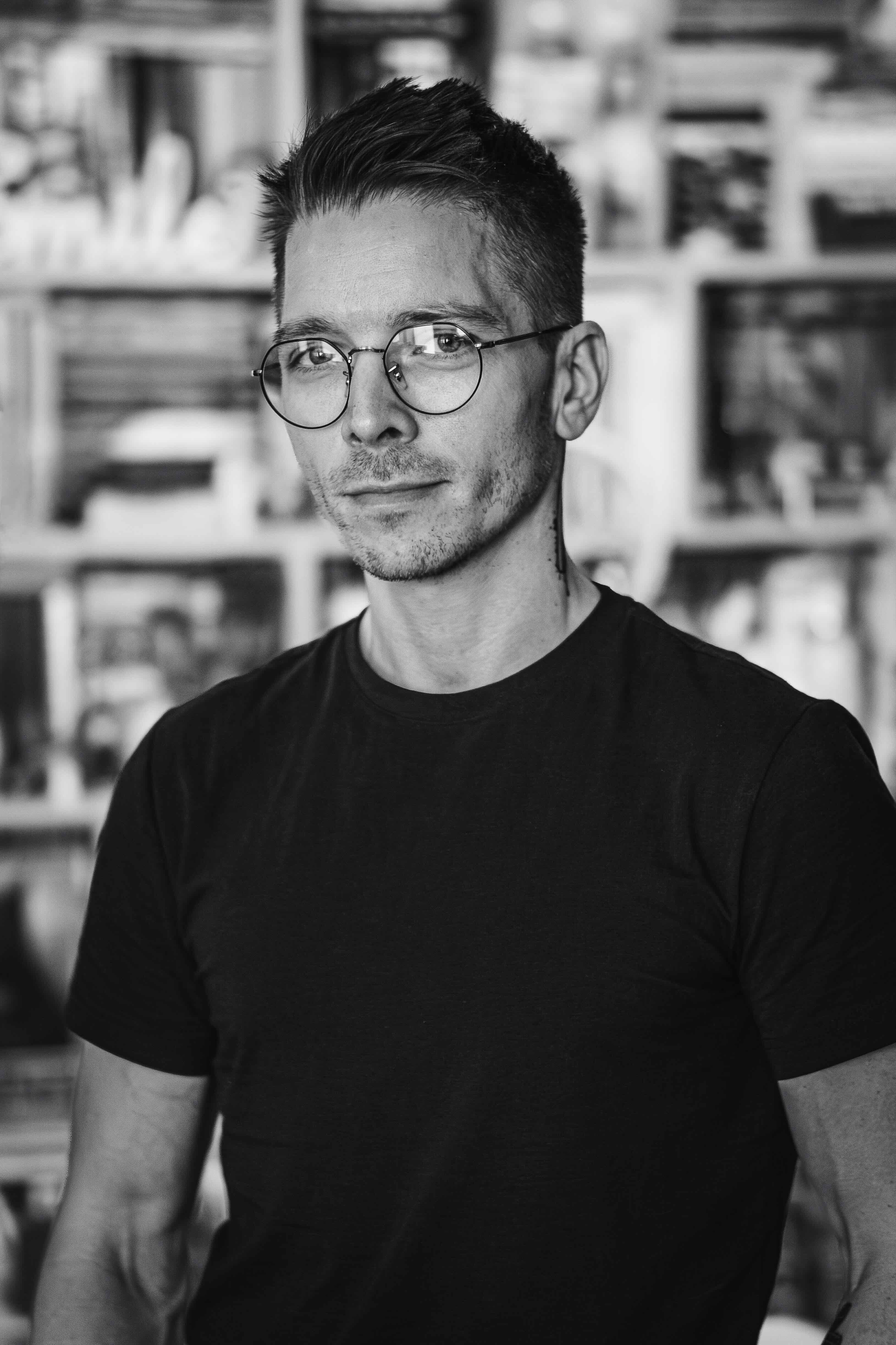 Portrait - Tomek Omelan